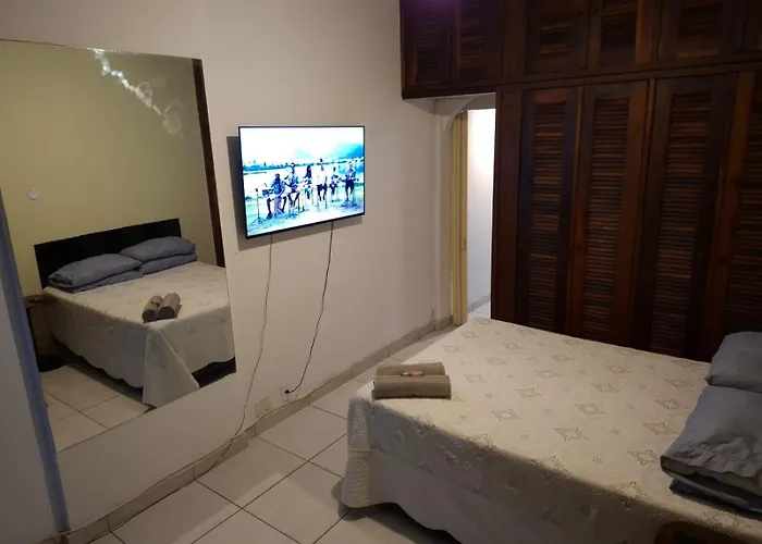 Acorde olhe para o Mar de Copacabana na quadra da praia o apartamento foi preparado para ser o cenário das melhores memórias de suas férias com um ambiente iluminado e refrigerado você encontra aqui um espaço ideal para relaxar com sua família e amig